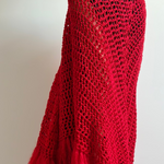 Chal artesanal de algodón orgánico color rojo con flecos de mohair - Maas colors - Vista modelo  de espaldas 