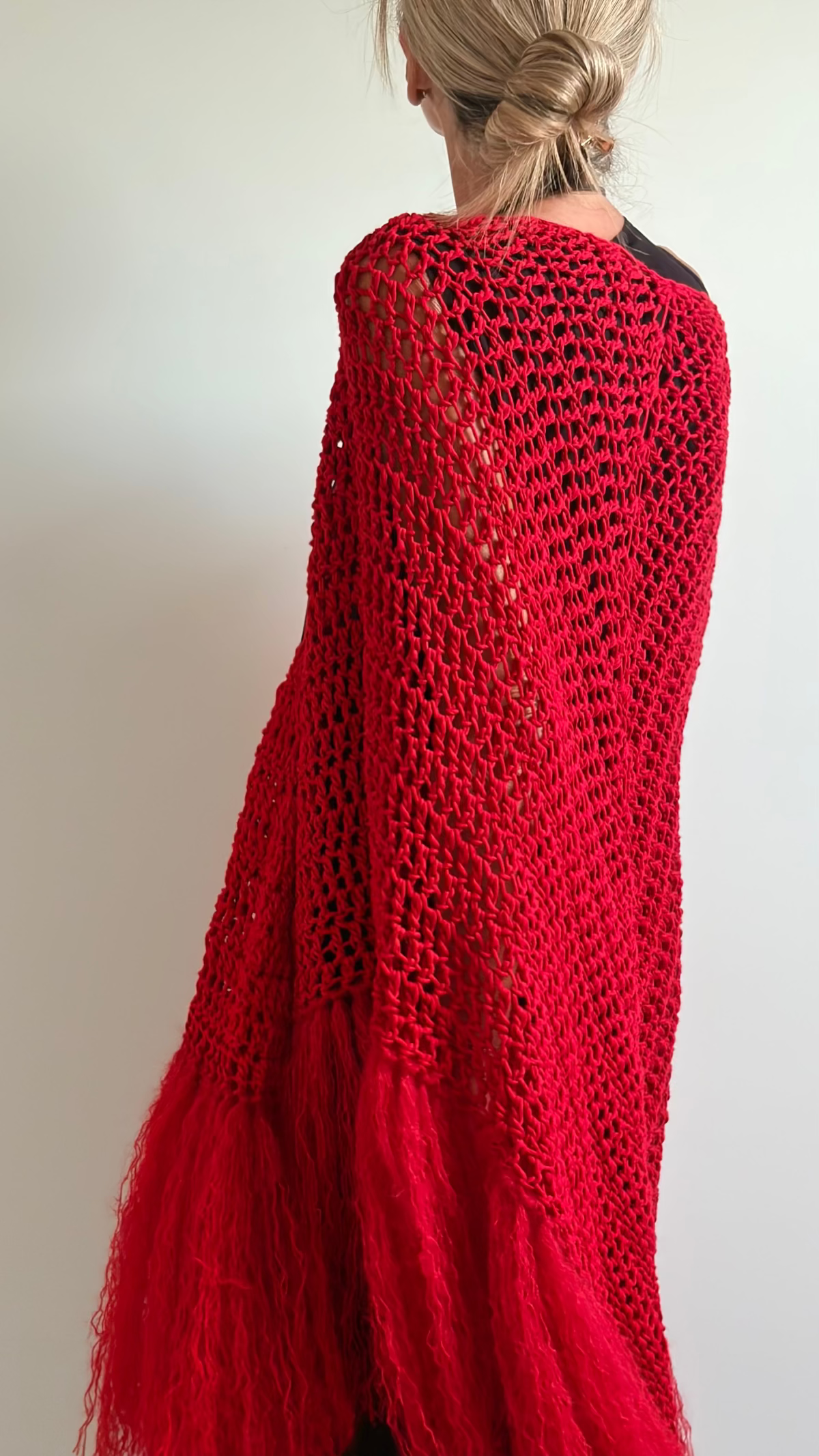 Chal artesanal de algodón orgánico color rojo con flecos de mohair - Maas colors - Vista modelo  de espaldas 