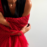 Chal artesanal de algodón orgánico color rojo con flecos de mohair - Maas colors - Vista modelo  