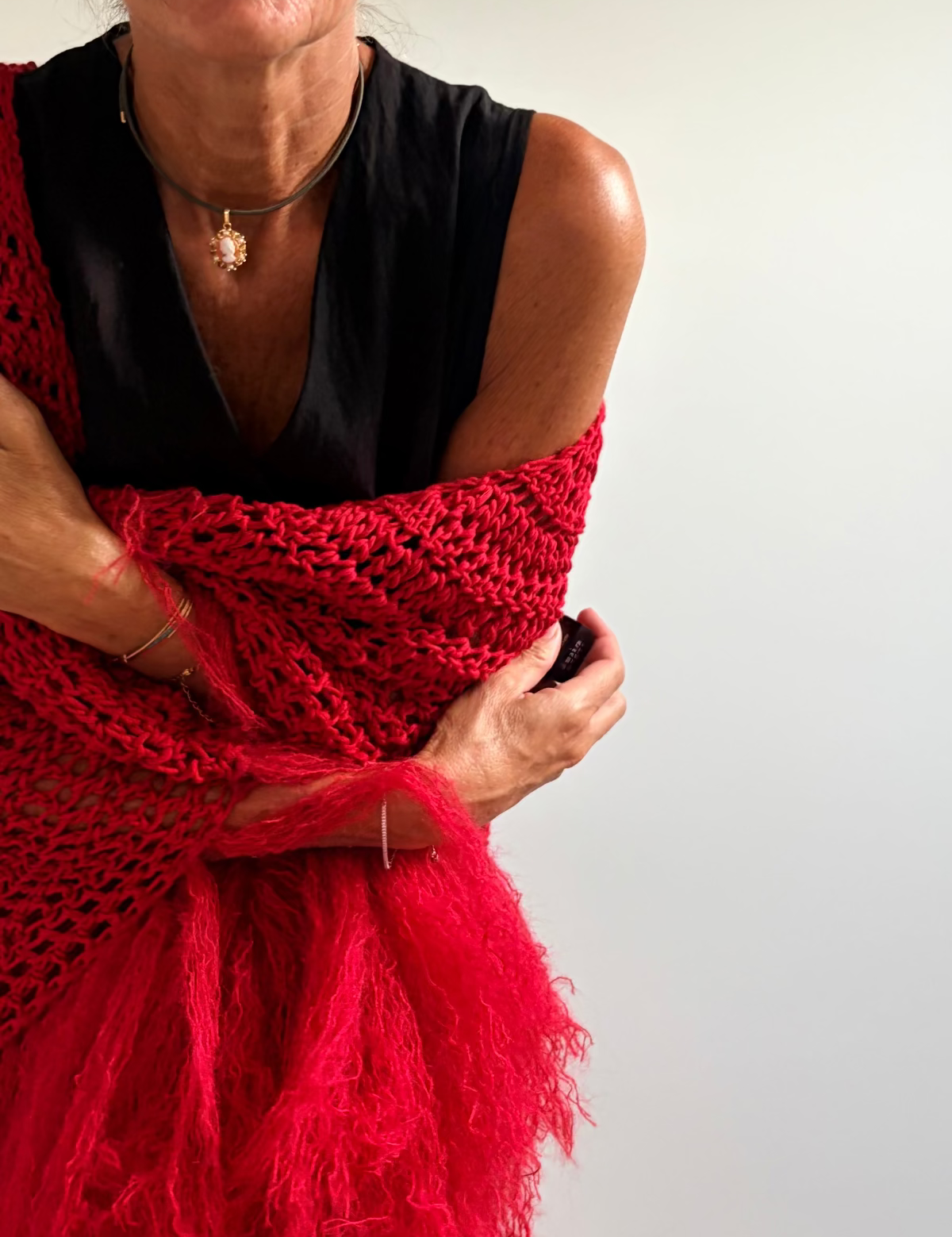 Chal artesanal de algodón orgánico color rojo con flecos de mohair - Maas colors - Vista modelo  