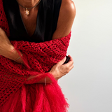 Chal artesanal de algodón orgánico color rojo con flecos de mohair - Maas colors - Vista modelo  