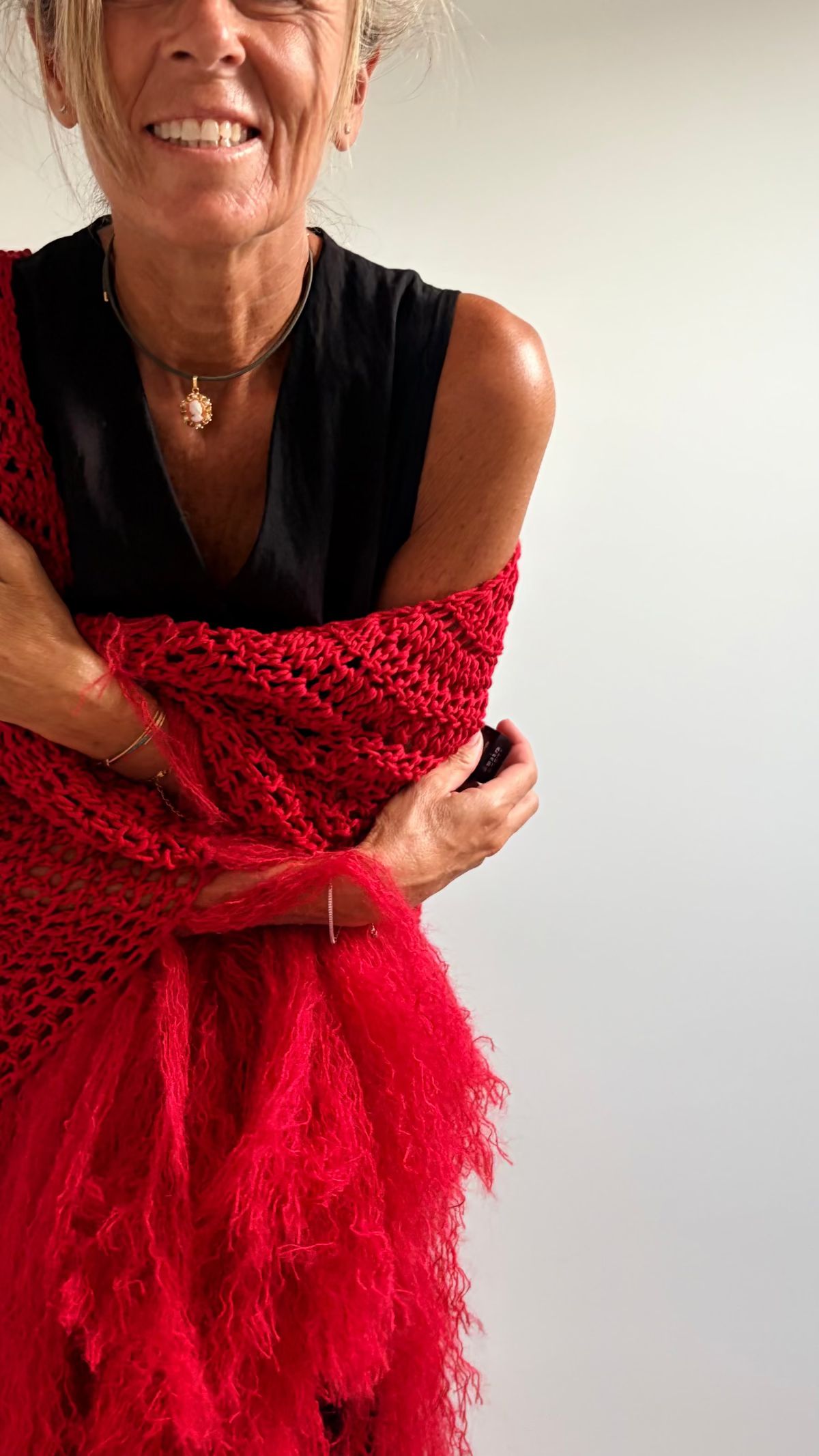 Chal artesanal de algodón orgánico color rojo con flecos de mohair - Maas colors - Vista modelo  