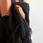 Chal artesanal de algodón orgánico color negro con flecos de mohair - Maas colors - Vista modelo de frente  