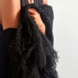Chal artesanal de algodón orgánico color negro con flecos de mohair - Maas colors - Vista modelo de frente  
