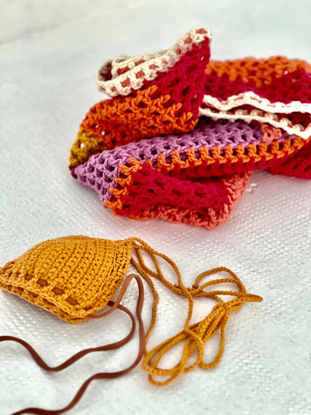 bikini de ganchillo hecho a mano con braguita de lycra de Maas Colors