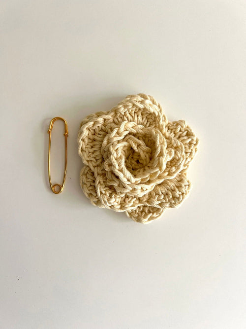 broche flor de ganchillo hecha a mano en Barcelona de Maas Colors 