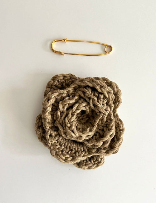 broche flor de ganchillo hecha a mano en Barcelona de Maas Colors 