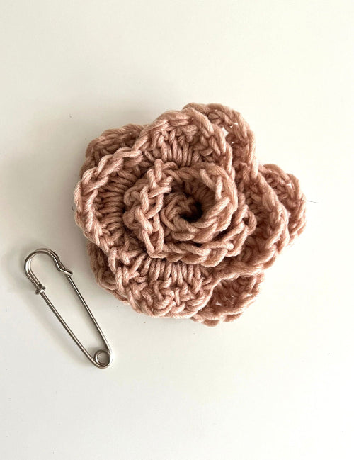broche flor de ganchillo hecha a mano en Barcelona de Maas Colors 