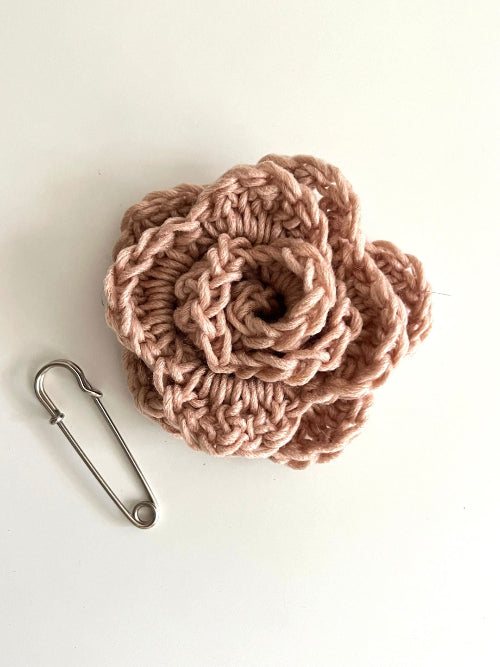 broche flor de ganchillo hecha a mano en Barcelona de Maas Colors 