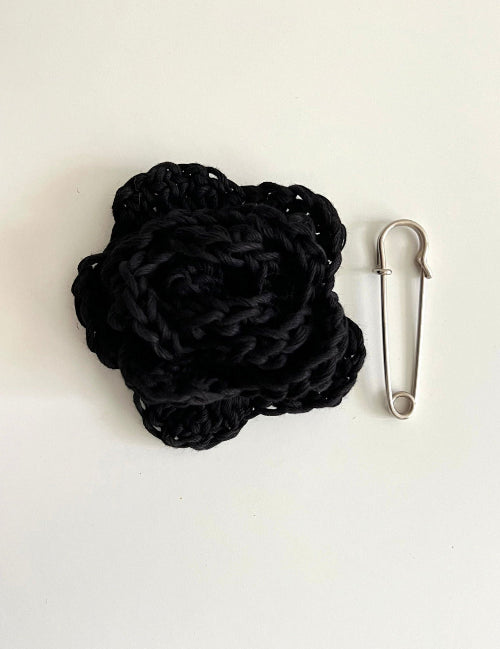 broche flor de ganchillo hecha a mano en Barcelona de Maas Colors 