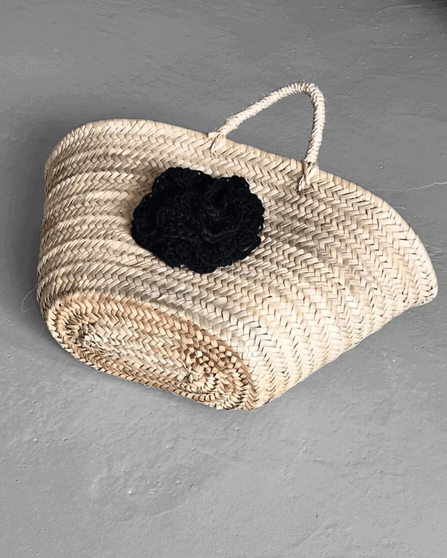 Cesto de mimbre con flor de ganchillo de color negro de algodón orgánico hecha a mano en Barcelona de Maas Colors
