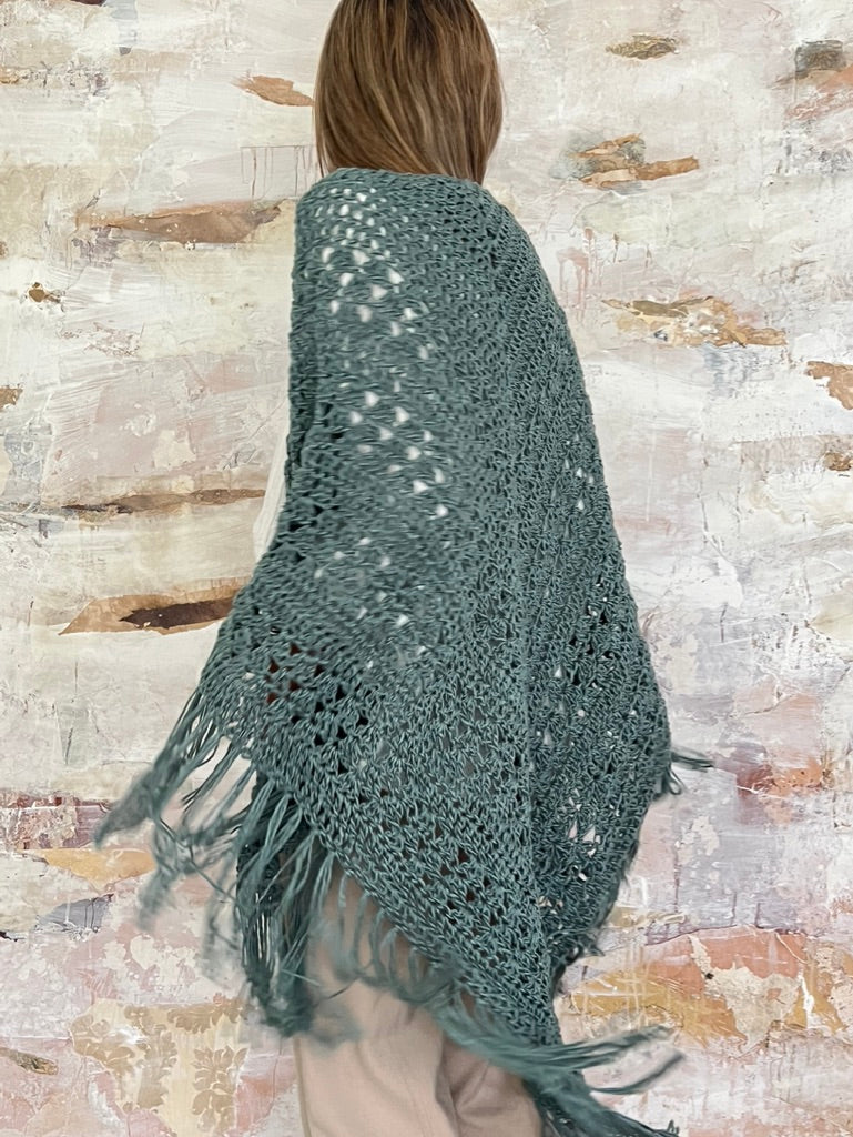Chal de crochet de color jade de lana vegana tejido a mano en Barcelona de Maas Colors 