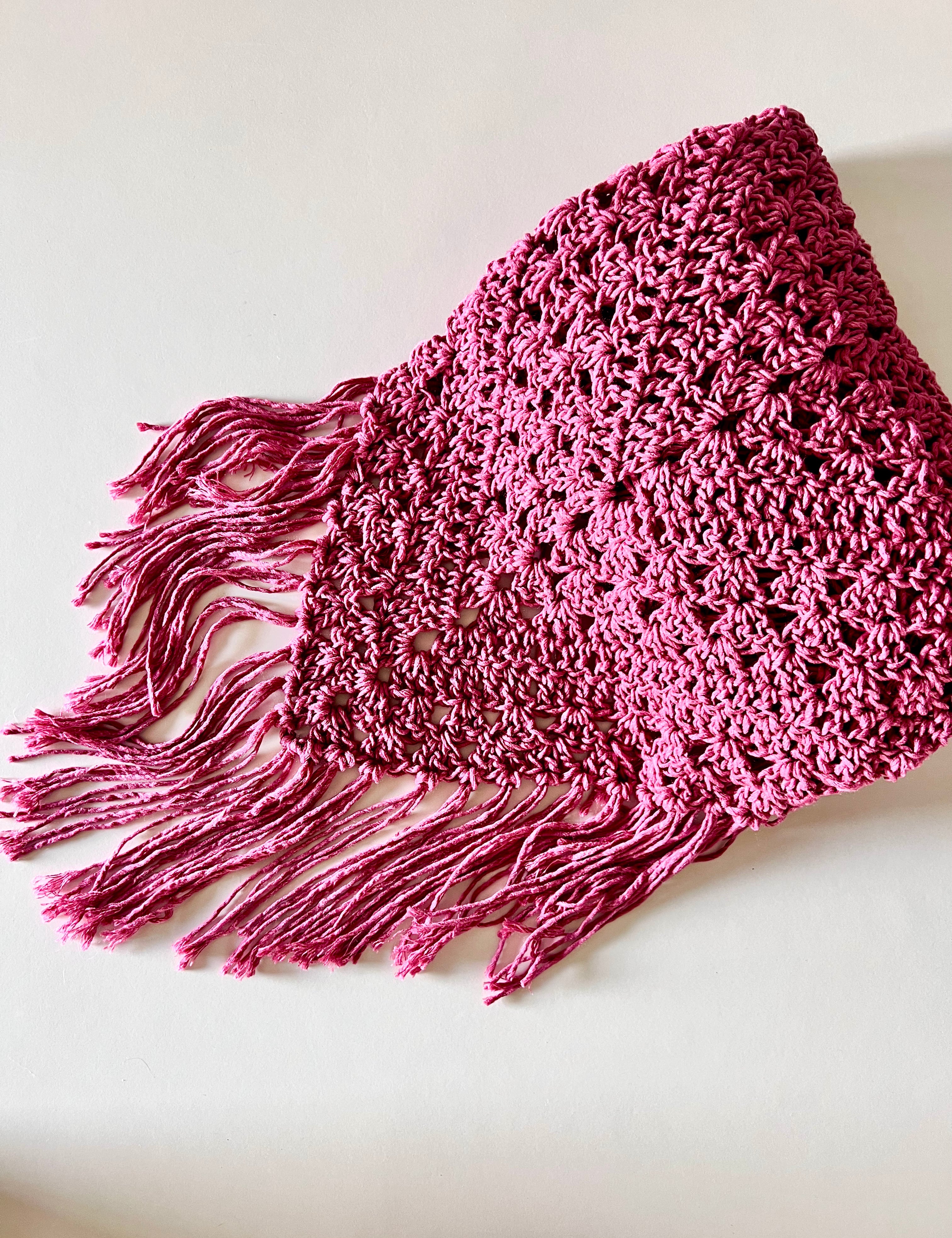 Chal de crochet color malva de lana vegana tejido a mano en Barcelona de Maas Colors 