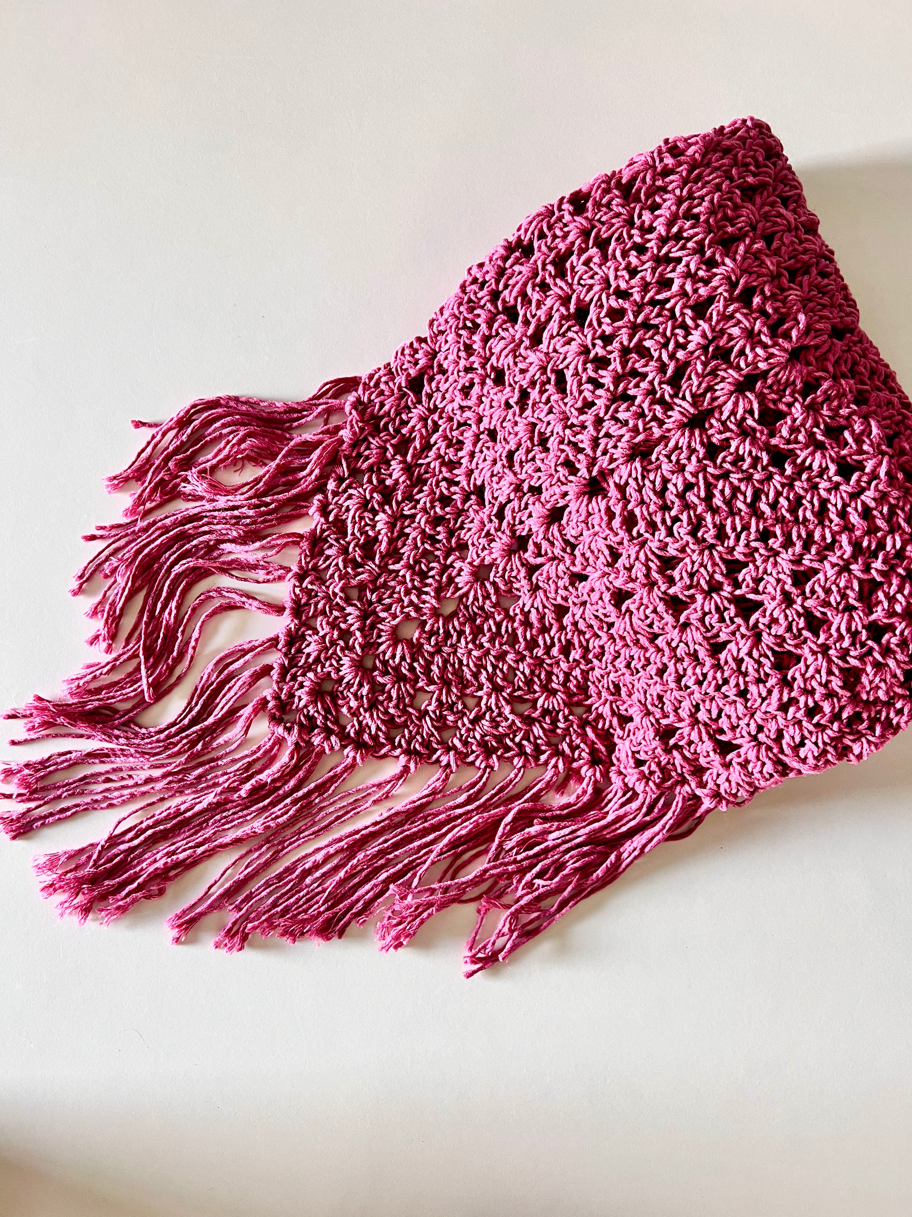 Chal de crochet color malva de lana vegana tejido a mano en Barcelona de Maas Colors 
