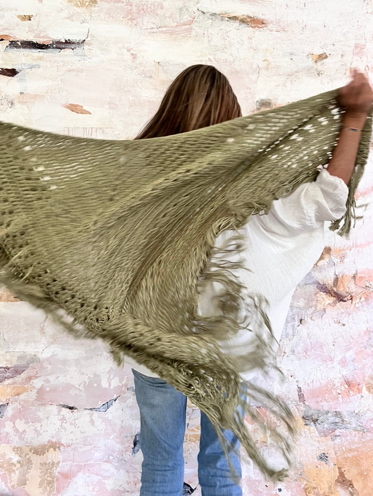 Chal de crochet de color verdoso de lana vegana tejido a mano en Barcelona de Maas Colors 