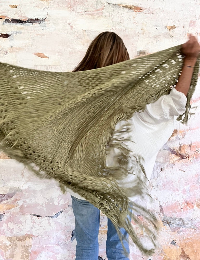 Chal de crochet de color verdoso de lana vegana tejido a mano en Barcelona de Maas Colors 