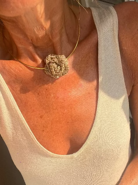 Collar flor de ganchillo dorado hecho a mano en Barcelona. Maas colors. Detalle 