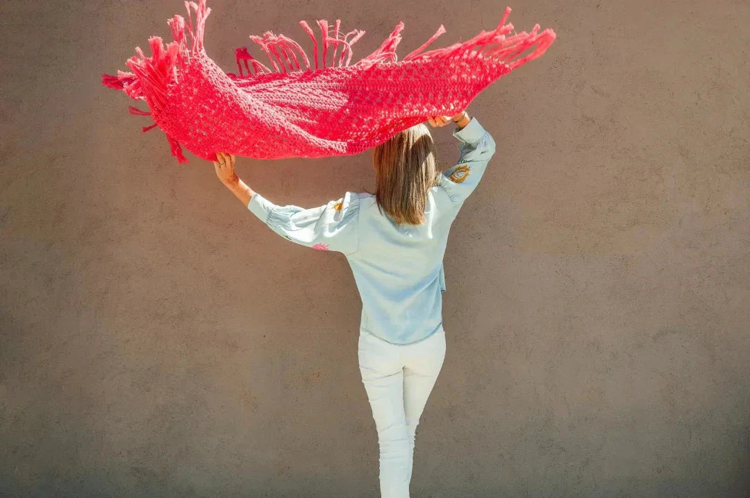 Chal de ganchillo color fucsia  de algodón orgánico tejido a mano en Barcelona de Maas Colors 