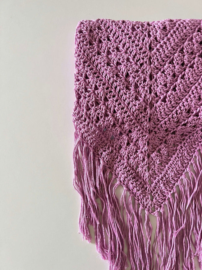 Chal de crochet color lila  de algodón orgánico tejido a mano en Barcelona de Maas Colors 