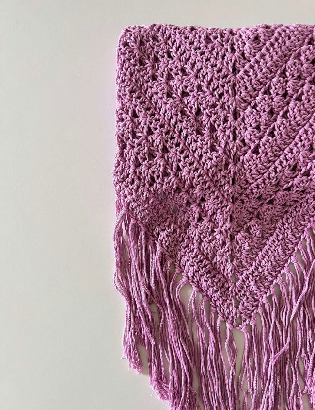 Chal de crochet color lila  de algodón orgánico tejido a mano en Barcelona de Maas Colors 