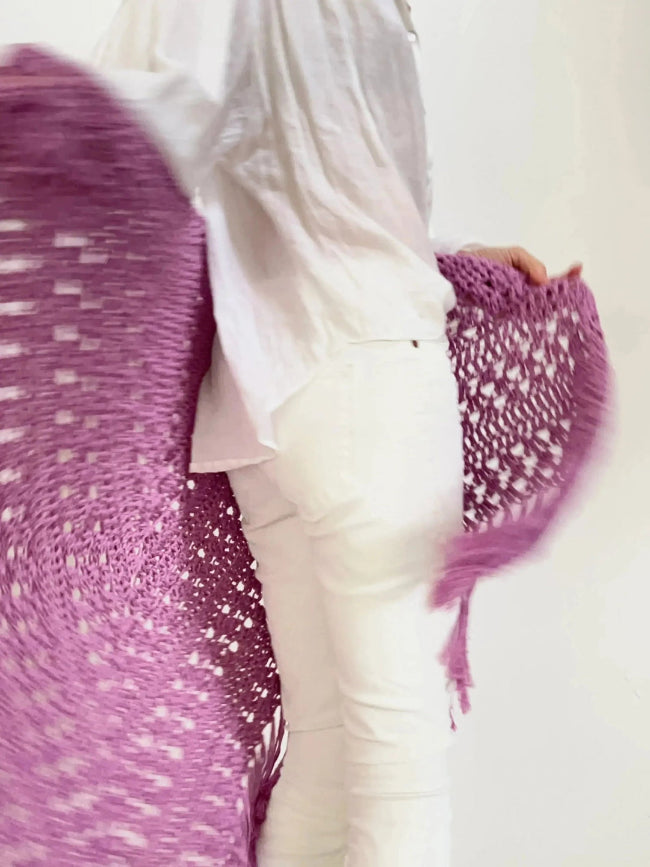 Chal de crochet color lila  de algodón orgánico tejido a mano en Barcelona de Maas Colors 