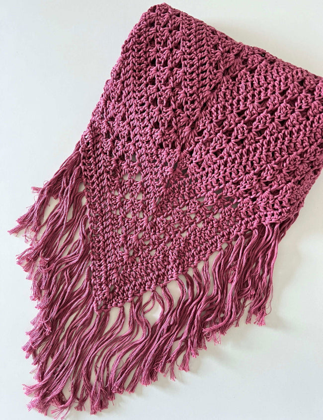Chal de ganchillo color malva  de algodón orgánico tejido a mano en Barcelona de Maas Colors 