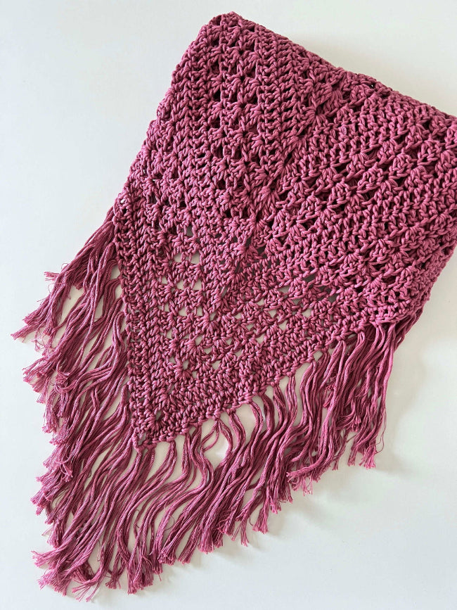 Chal de ganchillo color malva  de algodón orgánico tejido a mano en Barcelona de Maas Colors 
