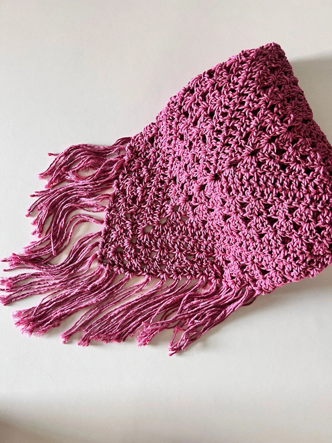 Chal de crochet color malva de lana vegana tejido a mano en Barcelona de Maas Colors 