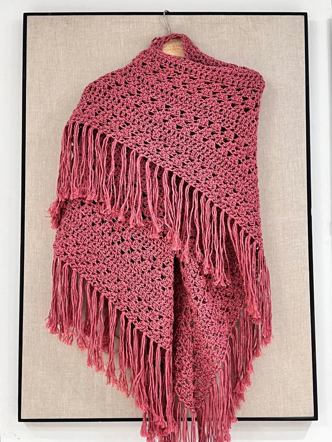 Chal de crochet color malva de lana vegana tejido a mano en Barcelona de Maas Colors 