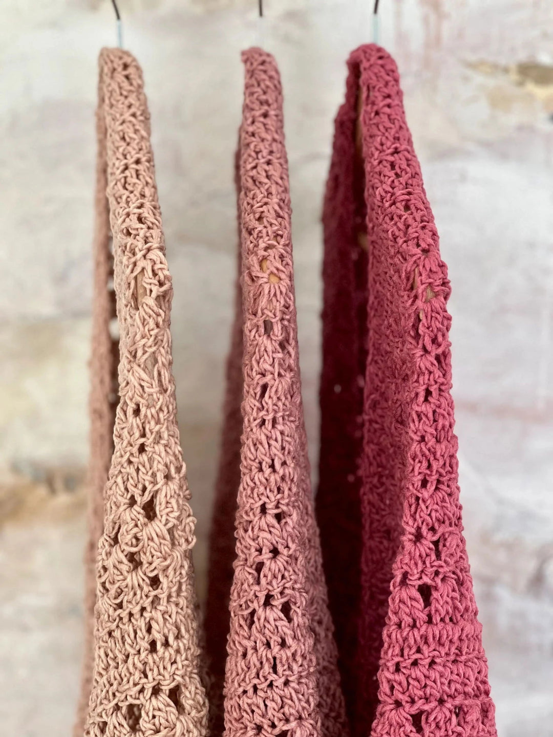 Chal de crochet color malva de lana vegana tejido a mano en Barcelona de Maas Colors 