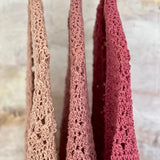 Chal de crochet color malva de lana vegana tejido a mano en Barcelona de Maas Colors 