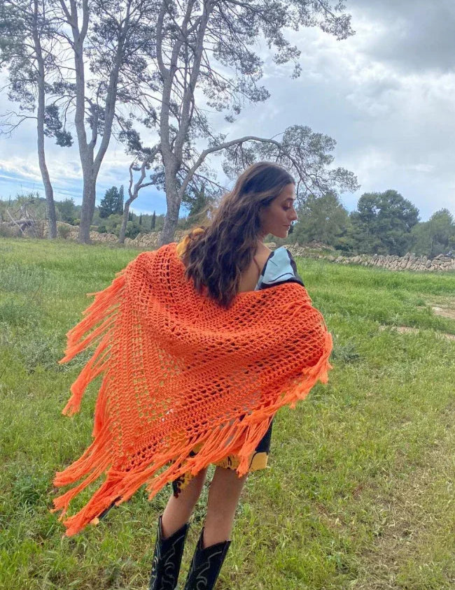 Chal de ganchillo color naranja  de algodón orgánico tejido a mano en Barcelona de Maas Colors.Clienta 
