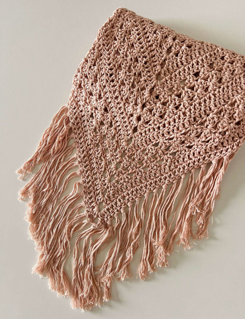 Chal de crochet color nude  de algodón orgánico tejido a mano en Barcelona de Maas Colors 