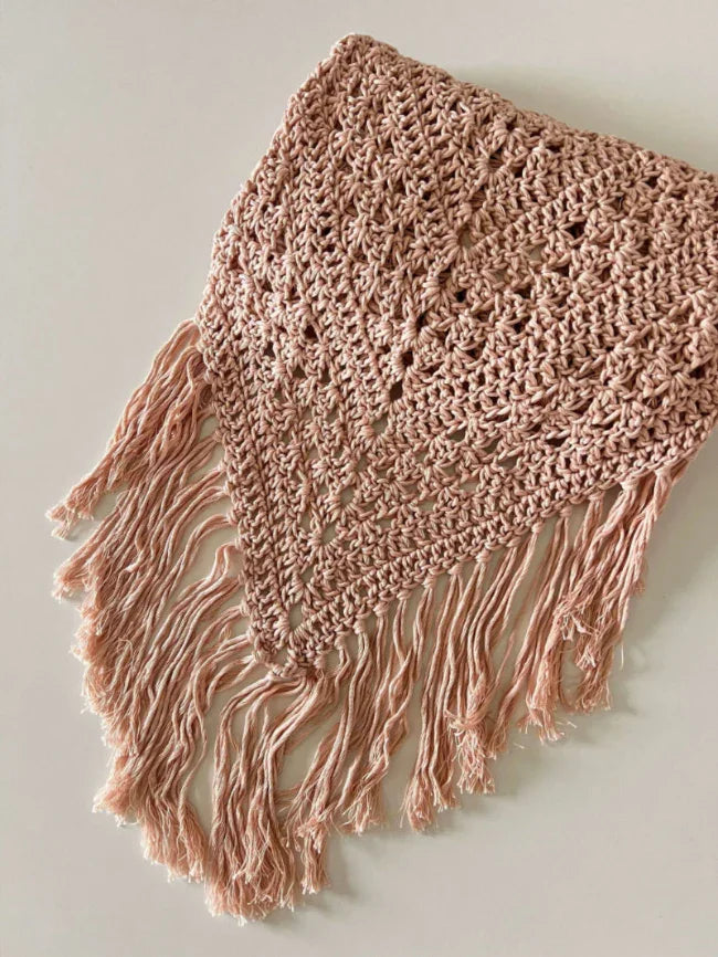 Chal de crochet color nude  de algodón orgánico tejido a mano en Barcelona de Maas Colors doblado
