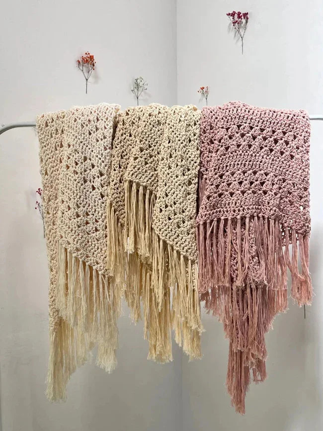 Chal de crochet color nude  de algodón orgánico tejido a mano en Barcelona de Maas Colors colores 