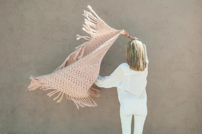 Chal de crochet color nude  de algodón orgánico tejido a mano en Barcelona de Maas Colors modelo 