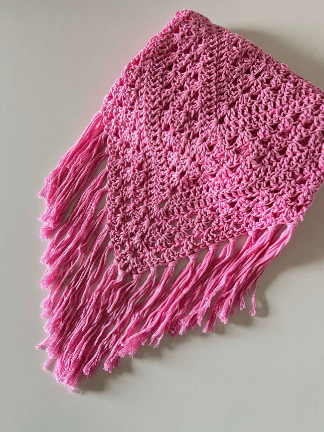 Chal  de crochet color rosa  de algodón orgánico tejido a mano en Barcelona de Maas Colors 