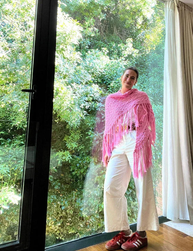 Chal  de crochet color rosa  de algodón orgánico tejido a mano en Barcelona de Maas Colors clienta