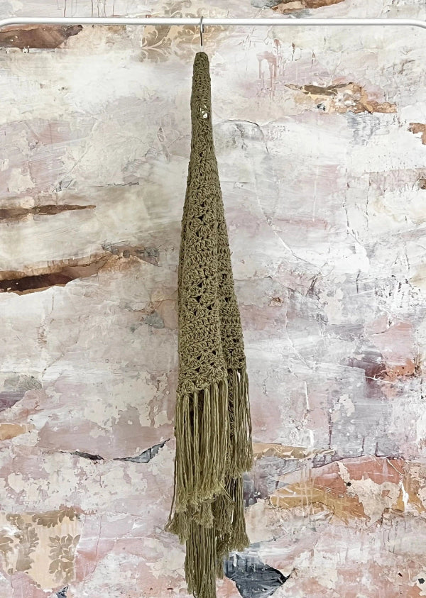 Chal artesanal de lana vegana color oliva - Maas colors - Vista colgado 