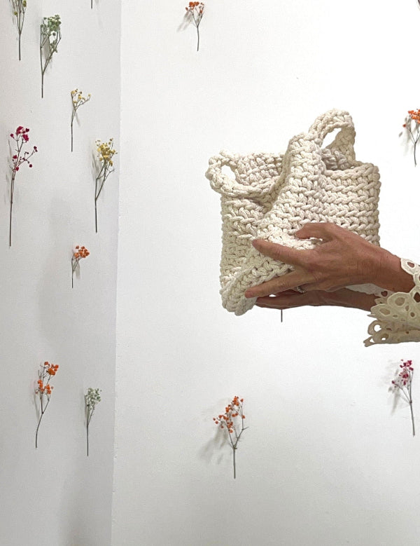 Bolso de algodón  tejido a mano en Barcelona de Maas Colors. Color crudo 