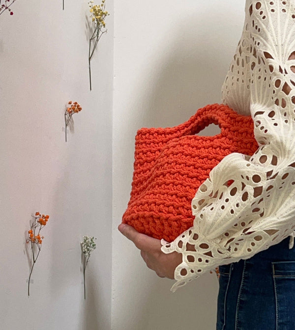 Bolso de algodón  tejido a mano en Barcelona de Maas Colors. Color naranja.  